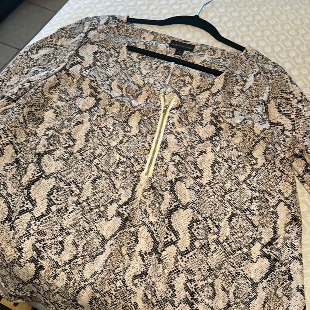 Bold elements top brand new without tags never worn size medium